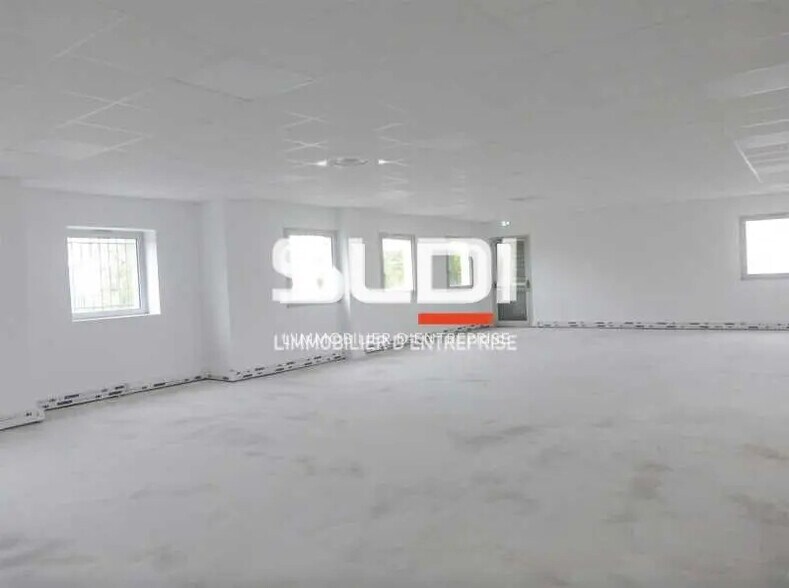 Office in Saint-Priest for lease - Interior Photo - Image 2 of 9