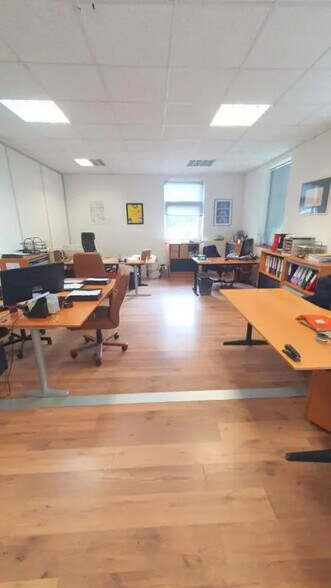 Office in Voisins-le-Bretonneux for lease - Interior Photo - Image 2 of 11