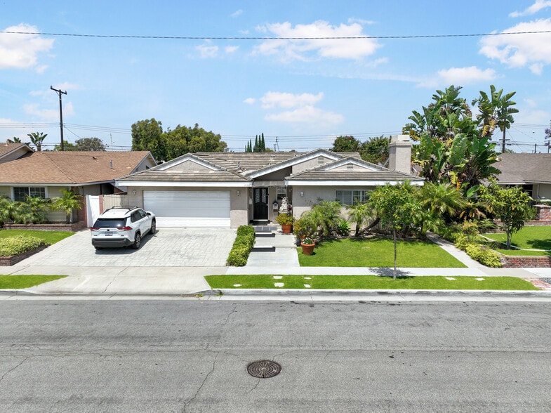 15332 Shasta Ln, Huntington Beach, CA for sale - Primary Photo - Image 1 of 34