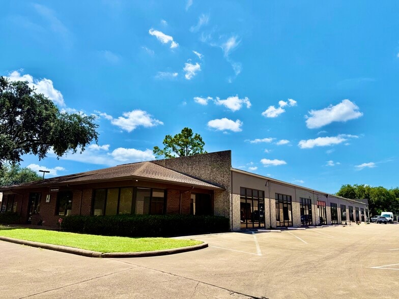 7135 W Tidwell Rd, Houston, TX for lease - Building Photo - Image 1 of 11
