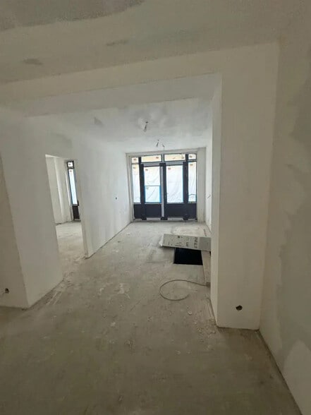 Retail in Paris for sale - Interior Photo - Image 1 of 10