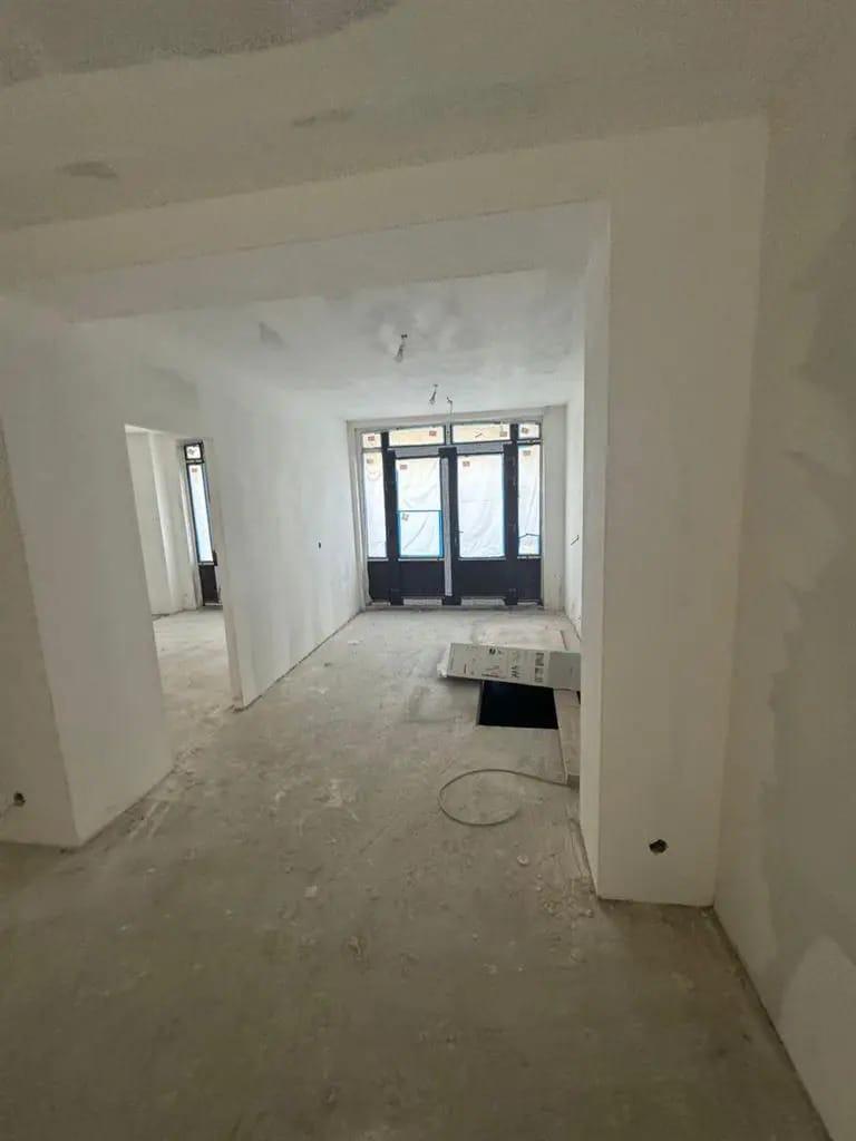 Retail in Paris for sale Interior Photo- Image 1 of 11