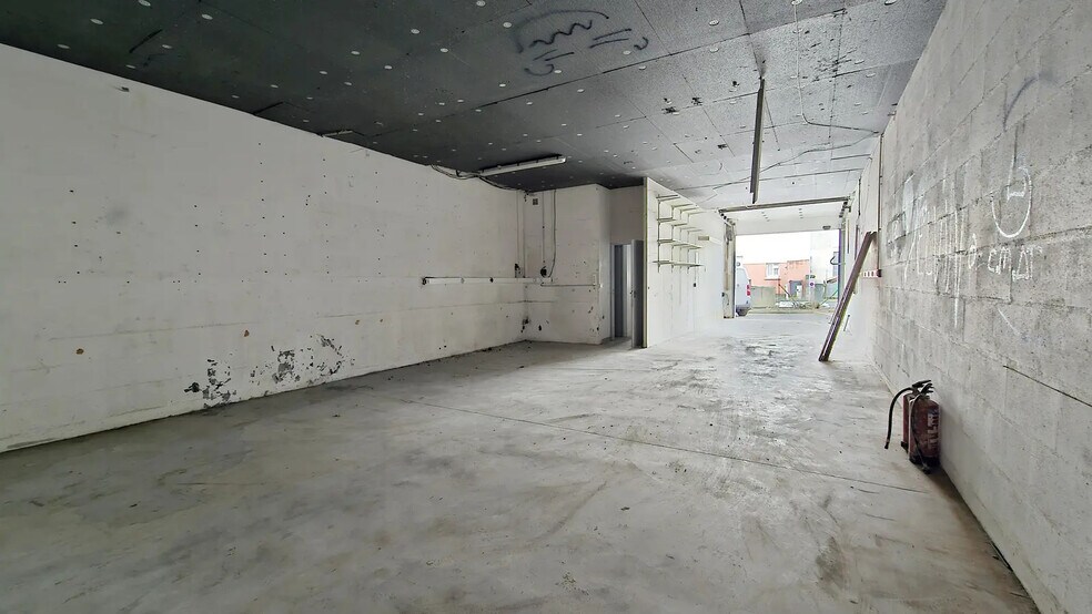 Flex in La Queue-en-Brie for lease - Interior Photo - Image 1 of 12