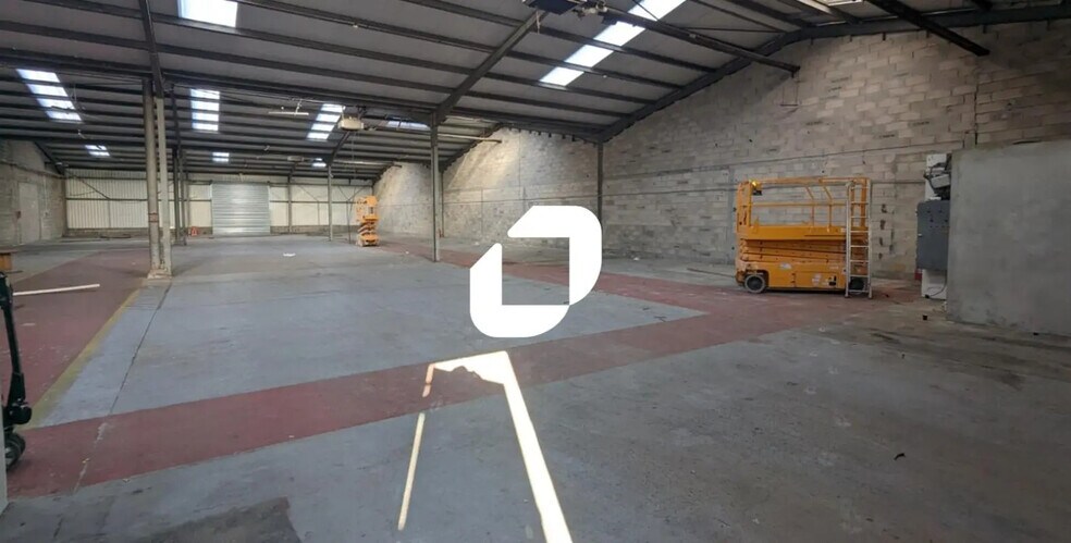 Flex in Servon for lease - Interior Photo - Image 2 of 6