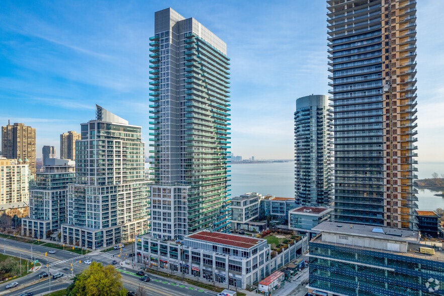 2123 Lake Shore Blvd W, Toronto, ON for sale - Primary Photo - Image 1 of 6