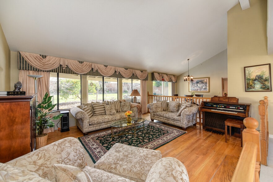 1419 Champion Oaks Dr, Roseville, CA for sale - Interior Photo - Image 3 of 14