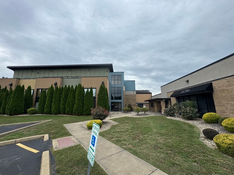1803 Ramada Blvd, Collinsville, IL for lease - Building Photo - Image 2 of 4