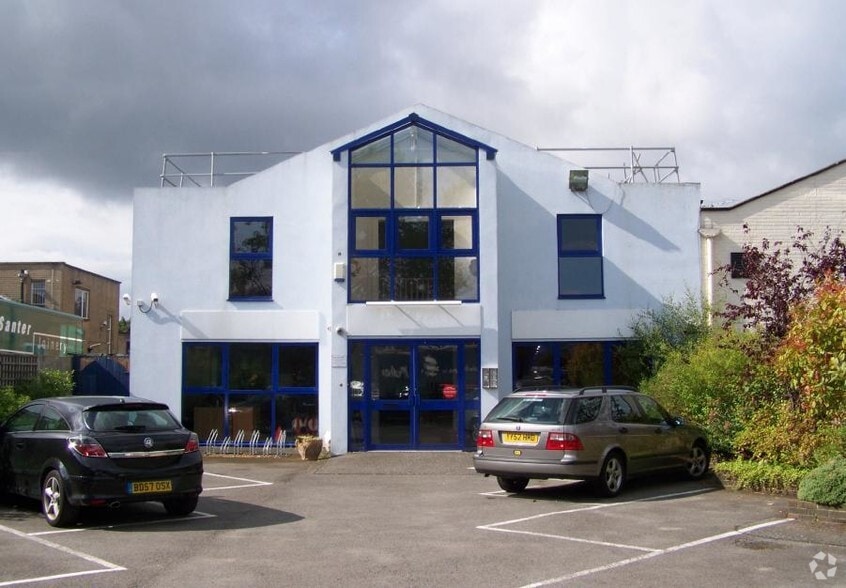 9 Victoria Way, Burgess Hill for sale - Primary Photo - Image 1 of 1