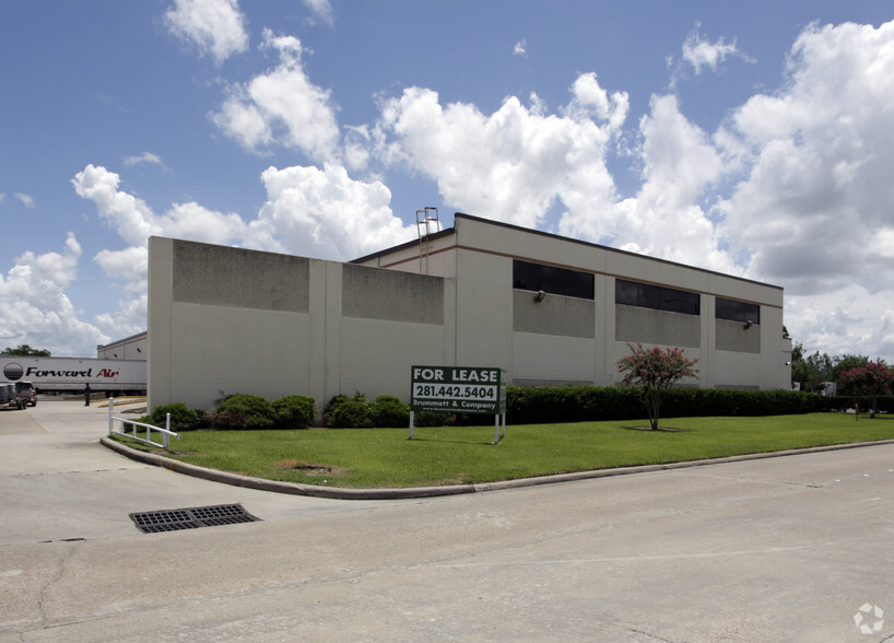 16502-16514 Air Center Blvd, Houston, TX for lease - Building Photo - Image 3 of 6