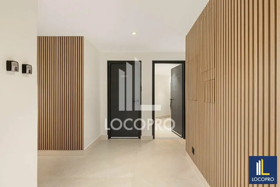 Retail in Cannes for lease Building Photo- Image 1 of 6