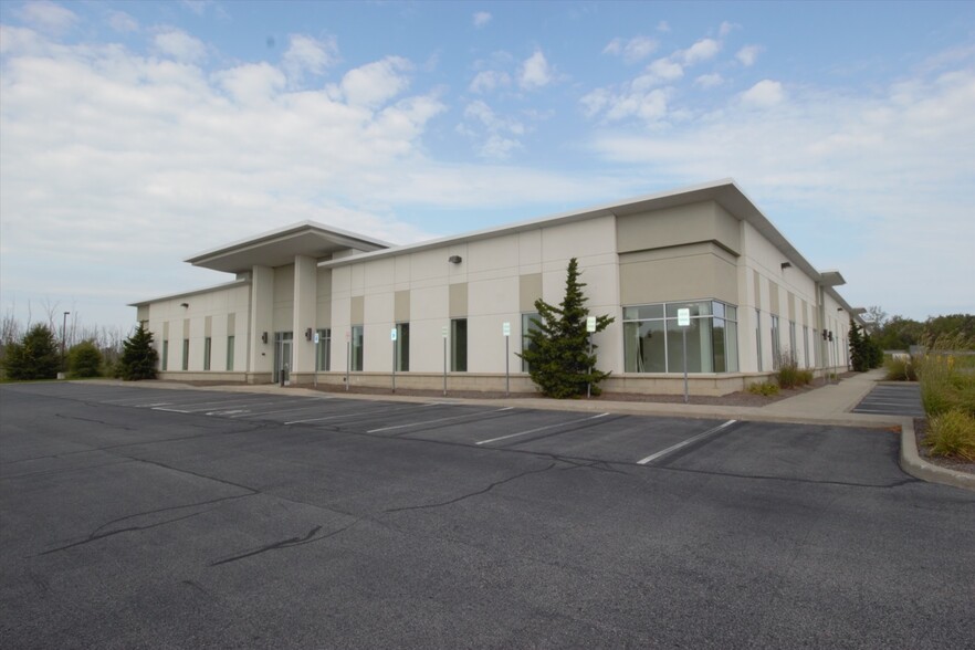 250 Thruway Park Dr, West Henrietta, NY for lease - Building Photo - Image 3 of 28