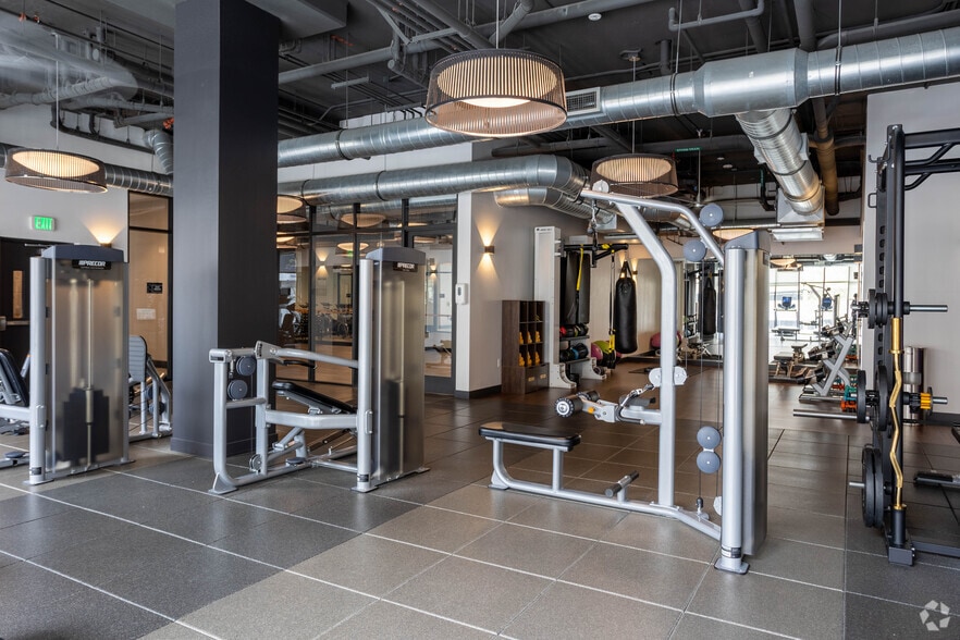 687 S Hobart Blvd, Los Angeles, CA for lease - Building Photo - Image 3 of 13