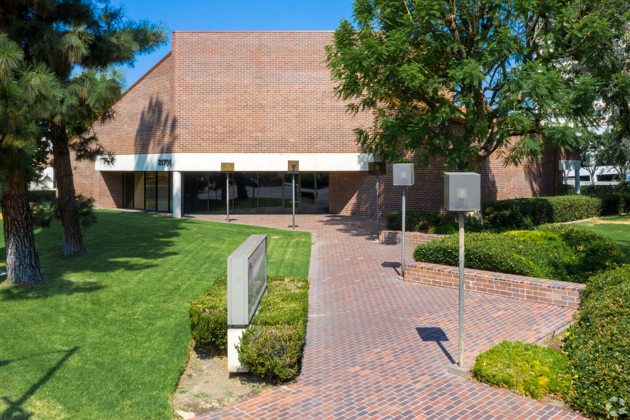 21701 Erwin St, Woodland Hills, CA for sale Building Photo- Image 1 of 1