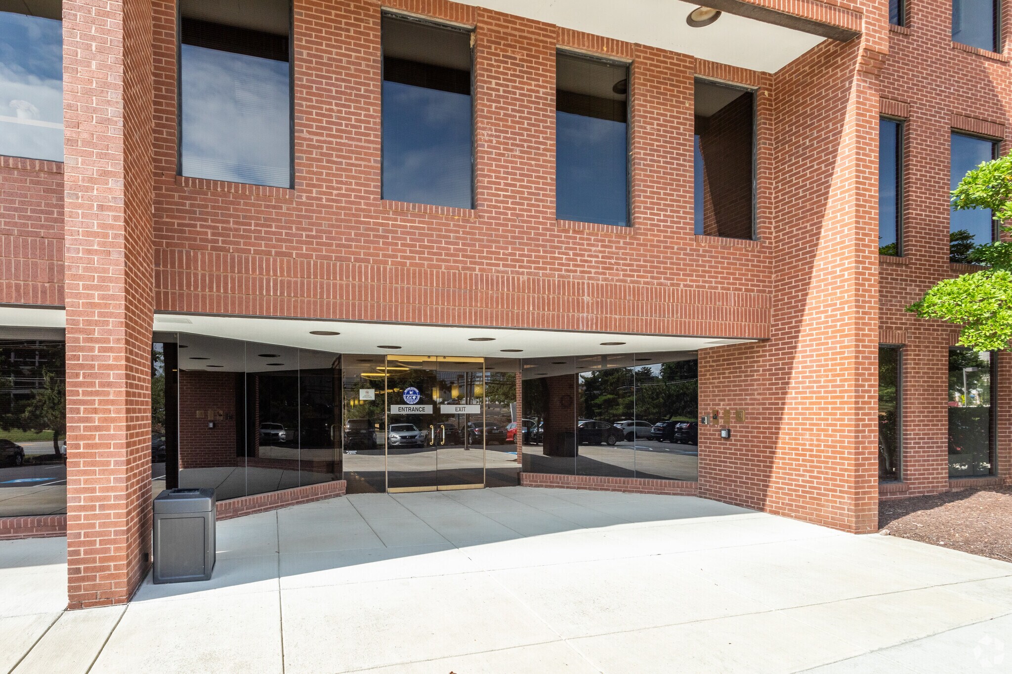 8381 Old Courthouse Rd, Vienna, VA 22182 Cambridge Plaza