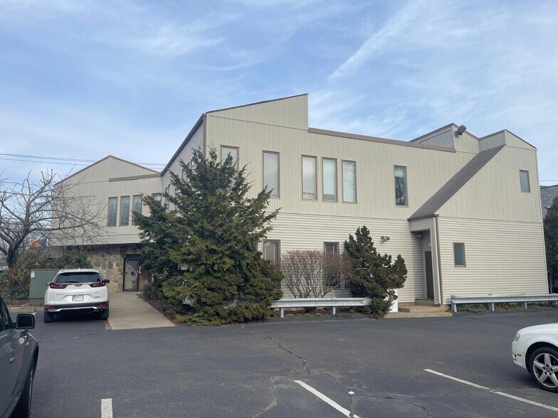 883 Black Rock Tpke, Fairfield, CT 06825 PRIME OFFICE SPACE