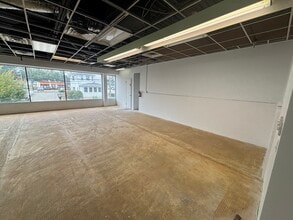 2024 Center Ave, Fort Lee, NJ for lease Interior Photo- Image 2 of 4
