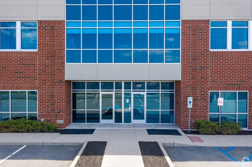 4 Crotty Ln, New Windsor Township, NY for lease - Building Photo - Image 2 of 8