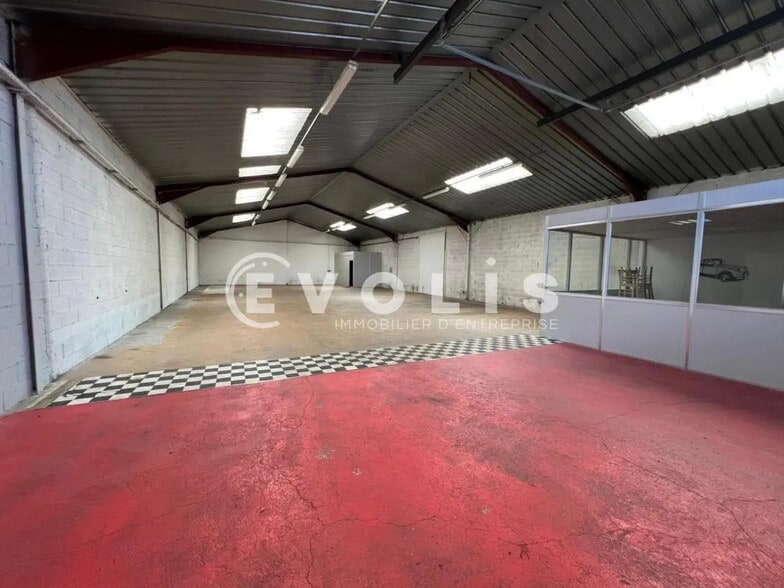 Flex in Trévoux for lease - Interior Photo - Image 3 of 5