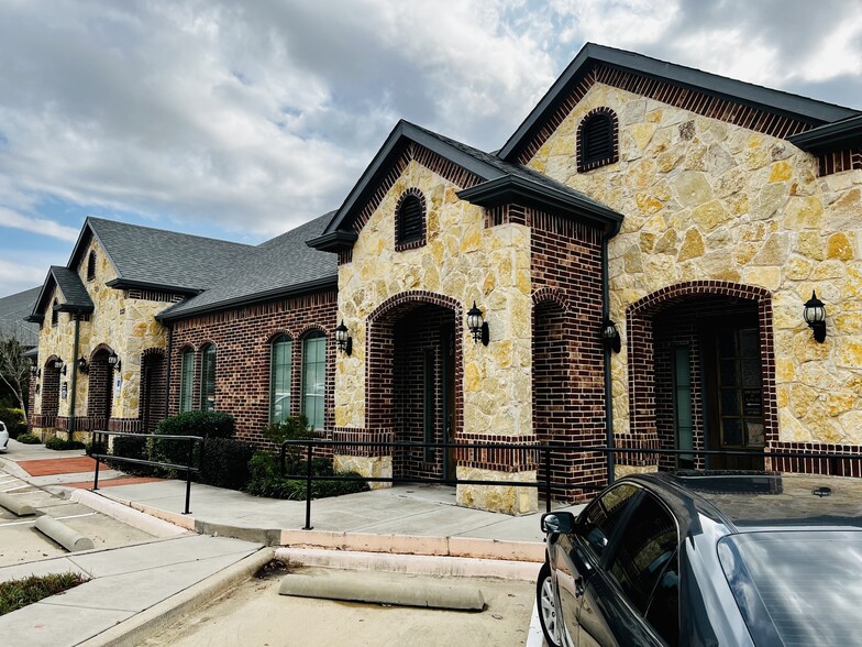 2321 Mustang Dr, Grapevine, TX for lease - Primary Photo - Image 1 of 6