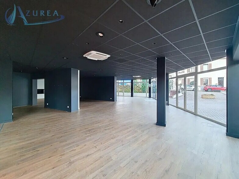 Retail in Saint-Laurent-du-Var for lease - Interior Photo - Image 2 of 9