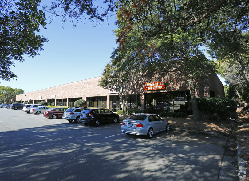 8100 Arrowridge Blvd, Charlotte, NC for lease - Primary Photo - Image 1 of 8