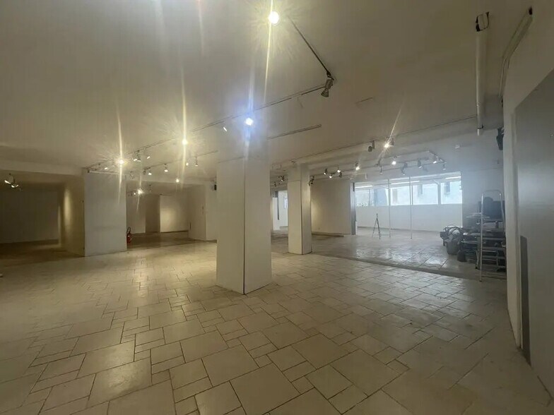 Retail in Carpentras for lease - Interior Photo - Image 2 of 10