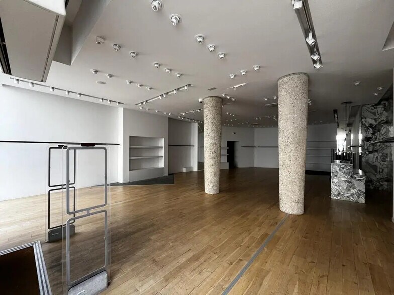 Retail in Amiens for lease - Interior Photo - Image 2 of 2