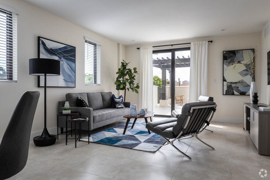 1091 Galiano St, Coral Gables, FL for sale - Interior Photo - Image 3 of 44