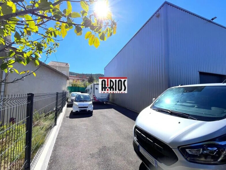 Retail in Hyères for lease - Building Photo - Image 3 of 11