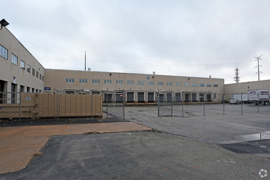 6900 Lindbergh Blvd, Philadelphia, PA for lease - Building Photo - Image 2 of 7