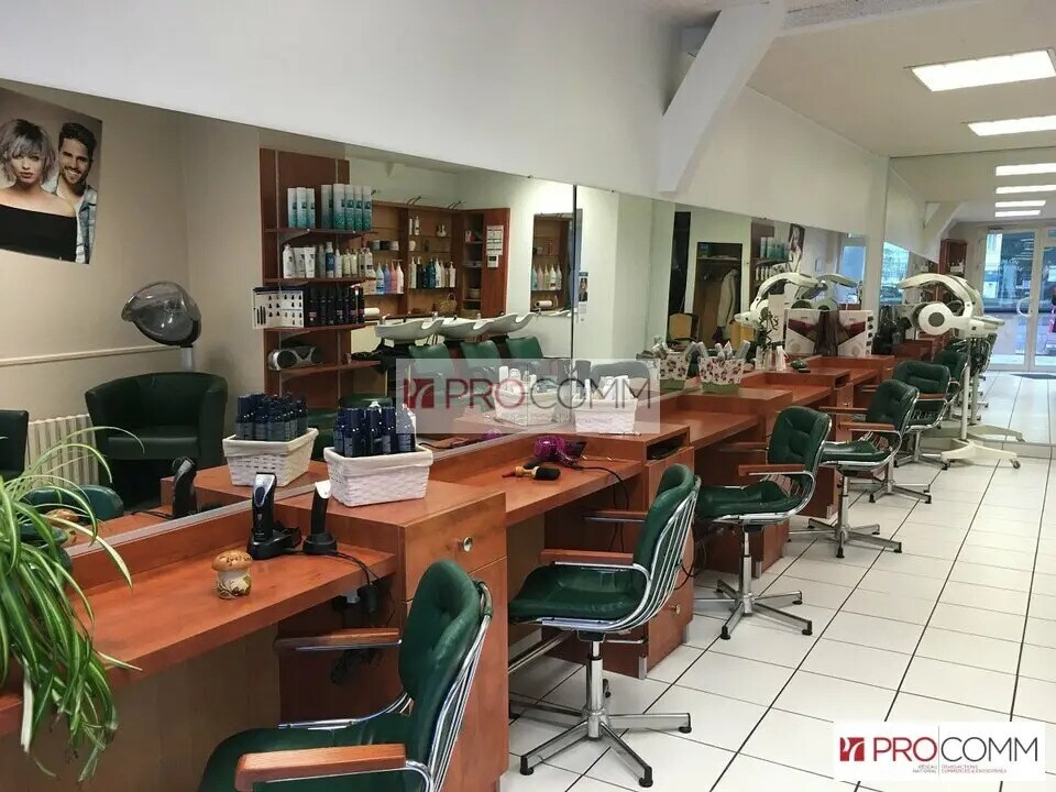 Retail in Chartres for lease Interior Photo- Image 1 of 2