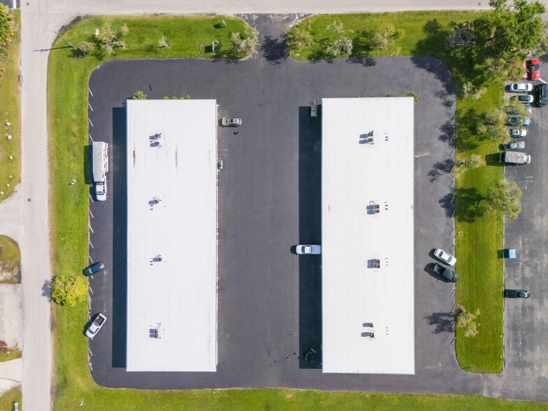 1390 Commerce Blvd, Sarasota, FL for lease - Building Photo - Image 2 of 14