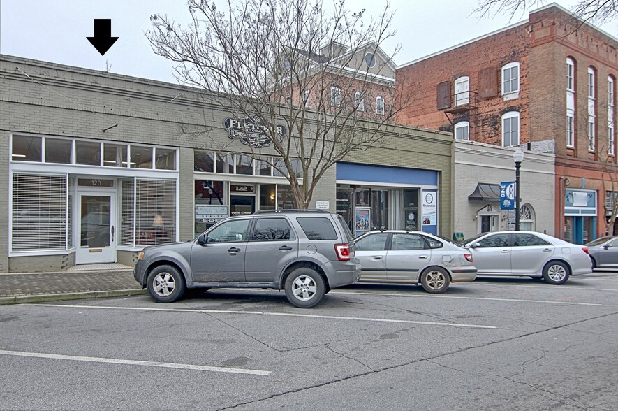 120 W Solomon St, Griffin, GA 30223