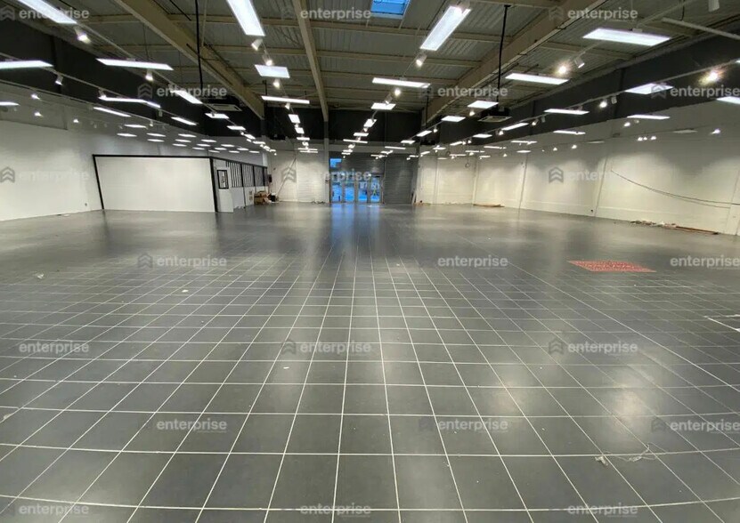 Retail in Chambly for lease - Interior Photo - Image 2 of 3