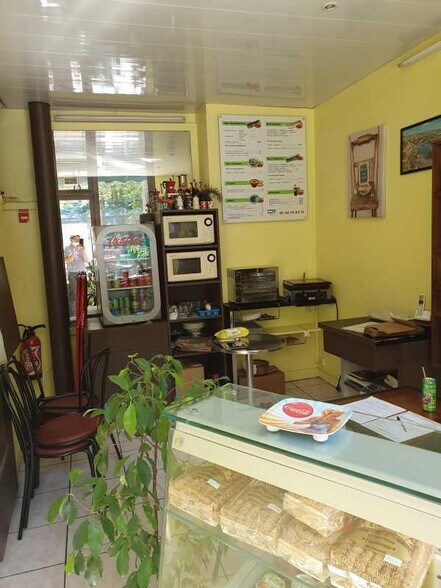 Retail in Paris for lease - Interior Photo - Image 2 of 7