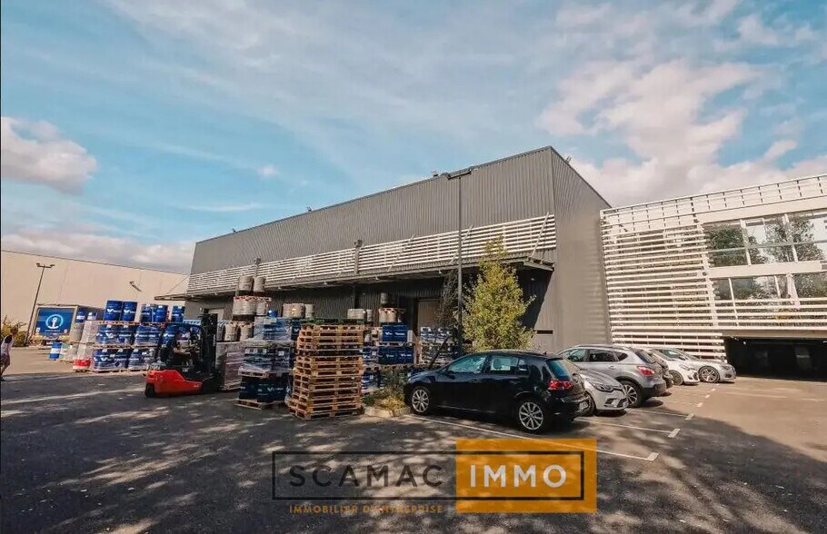 Industrial in LES MILLES for lease - Building Photo - Image 2 of 4