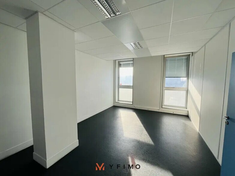 Office in Argenteuil for lease - Interior Photo - Image 3 of 5