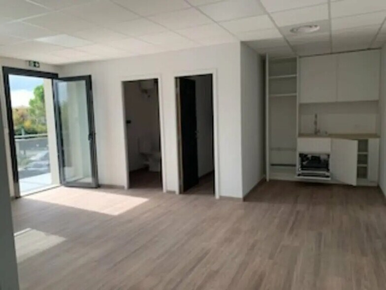 Office in Avignon for lease - Building Photo - Image 3 of 10