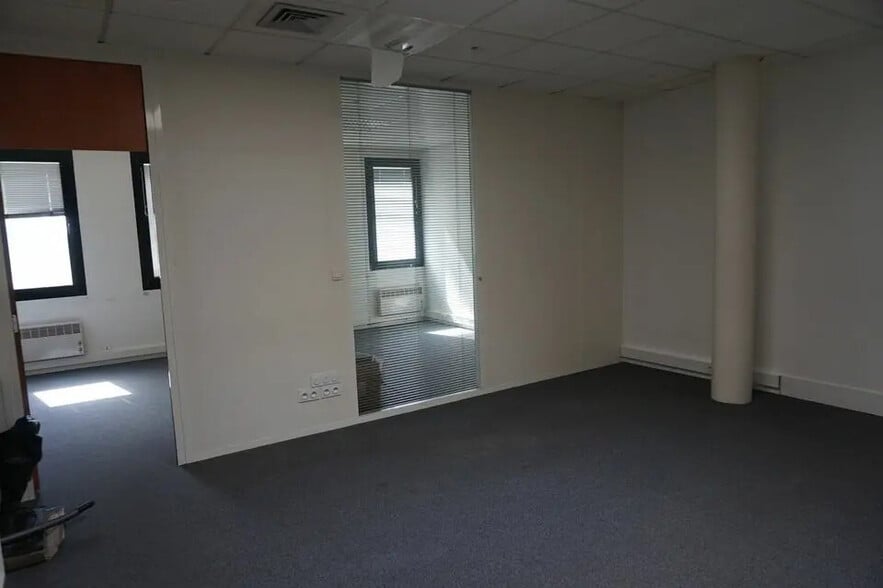 Office in Chartres for lease - Interior Photo - Image 2 of 3