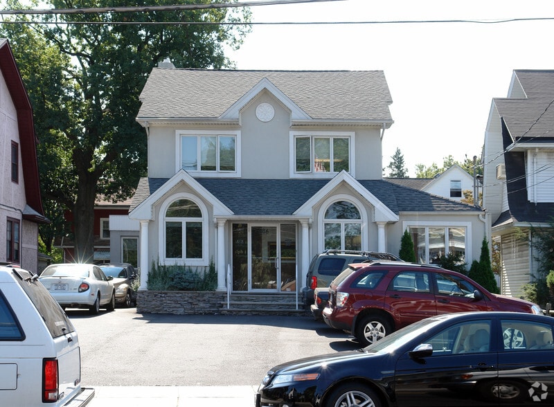 686 Forest Ave, Staten Island, NY for lease - Building Photo - Image 1 of 2