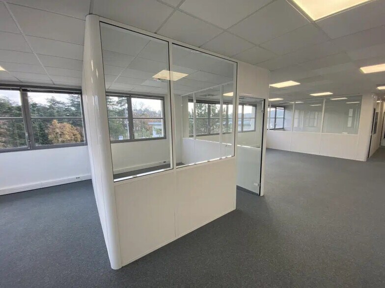 Office in Saint-Genis-Laval for lease - Interior Photo - Image 3 of 11