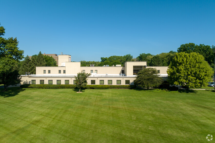 1950 S Batavia Ave, Geneva, IL for lease - Primary Photo - Image 1 of 12