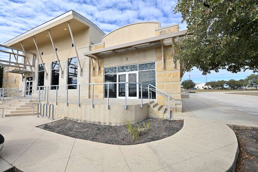 323 N Loop 1604, San Antonio, TX for lease - Building Photo - Image 1 of 3