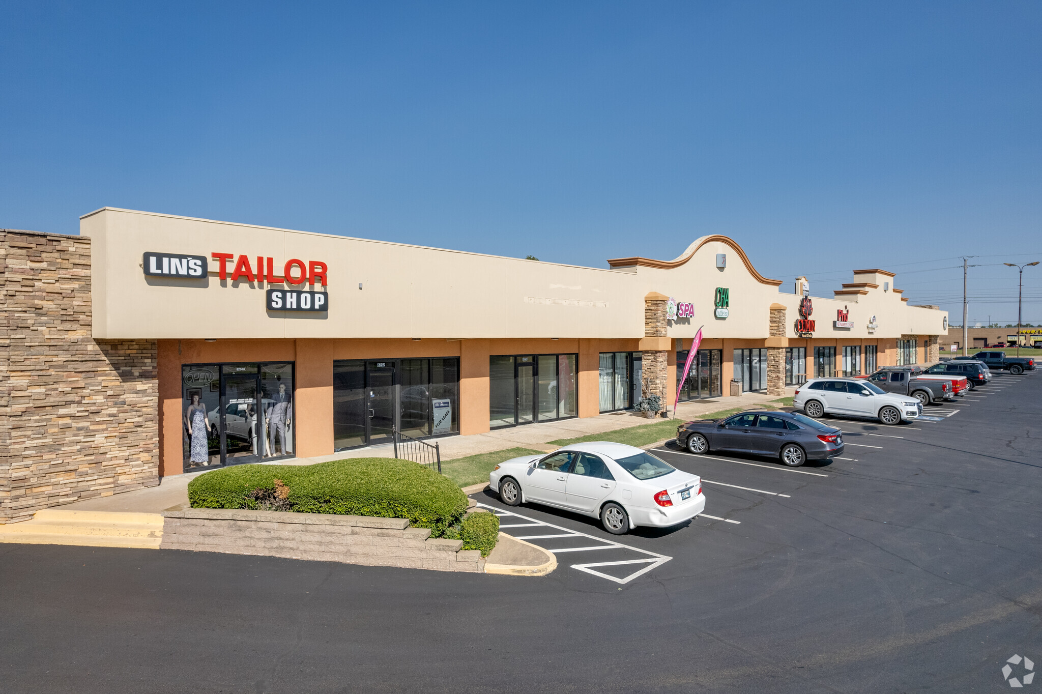 8202-8278 E 71st St, Tulsa, OK for lease Building Photo- Image 1 of 18