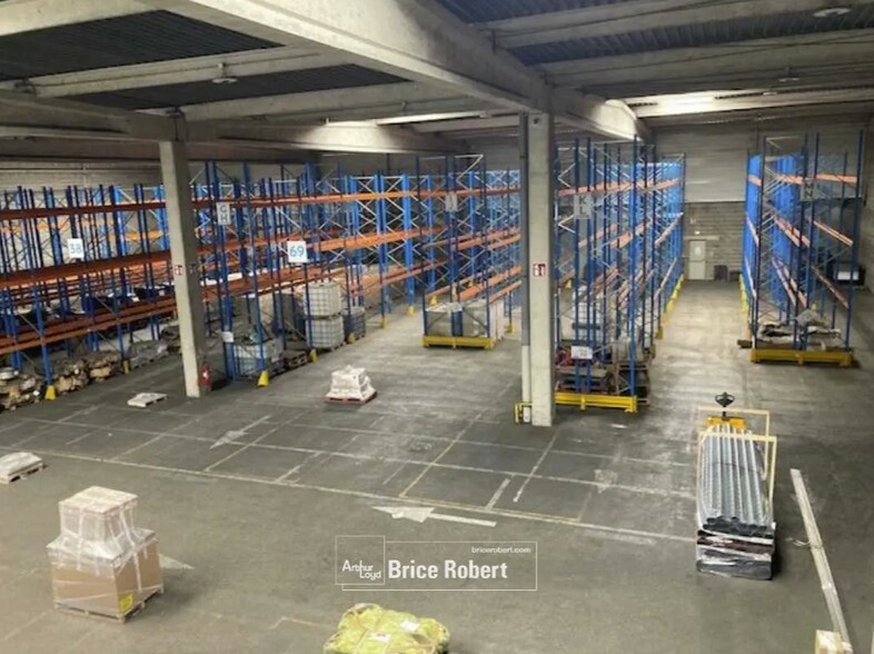 Industrial in Saint-Quentin-Fallavier for sale - Interior Photo - Image 3 of 8