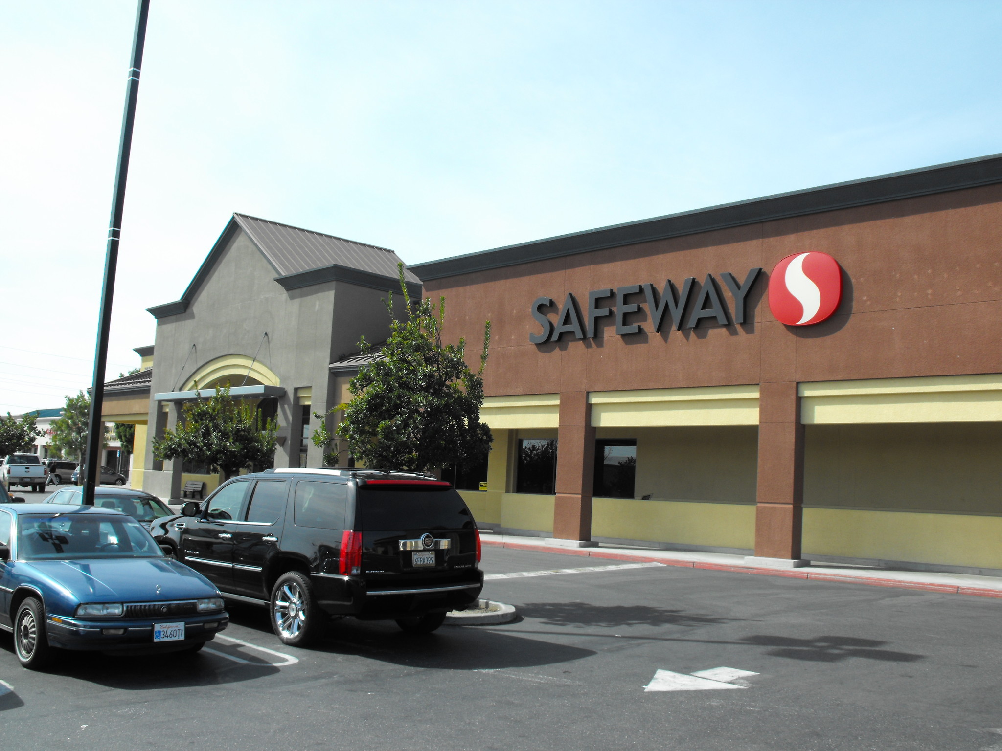 2001 McHenry Ave, Modesto, CA for lease Building Photo- Image 1 of 6