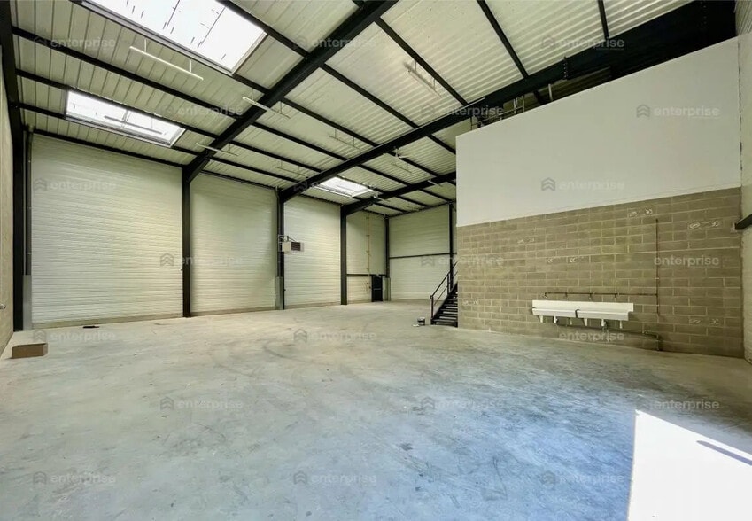 Flex in Villers-Bretonneux for lease - Interior Photo - Image 2 of 3