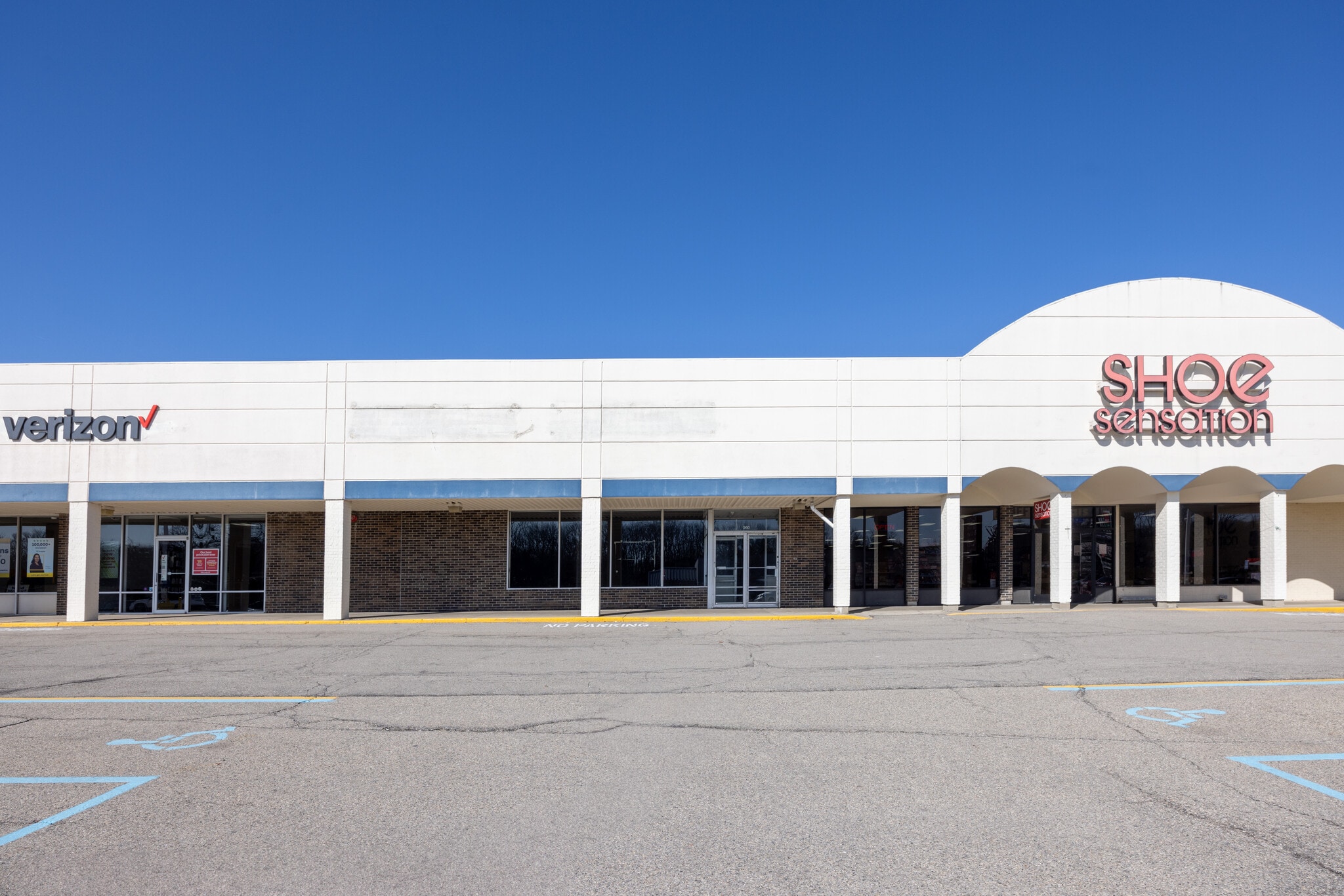 260-300 W Carleton Rd, Hillsdale, MI for lease Building Photo- Image 1 of 1