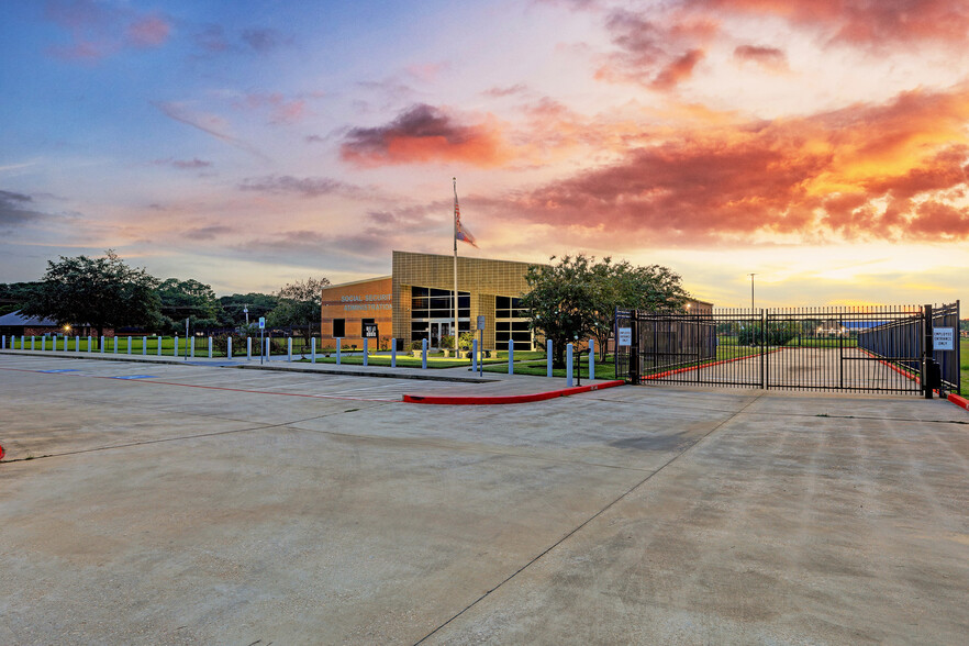 2921 N Valderas St, Angleton, TX for sale - Building Photo - Image 3 of 5