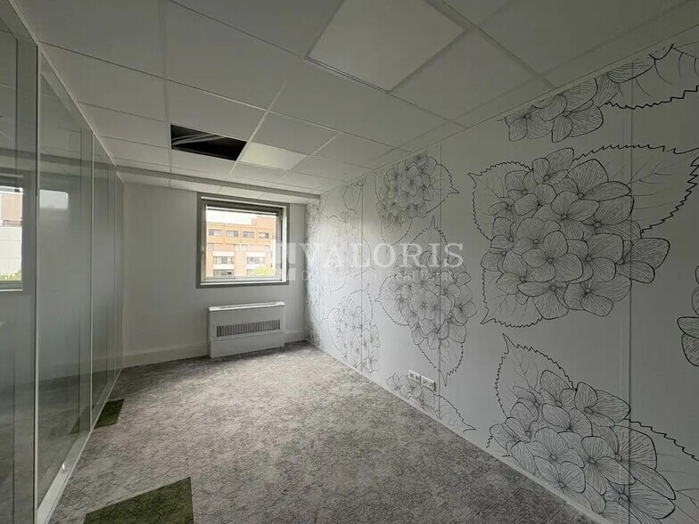 Office in Lyon for lease - Interior Photo - Image 3 of 11